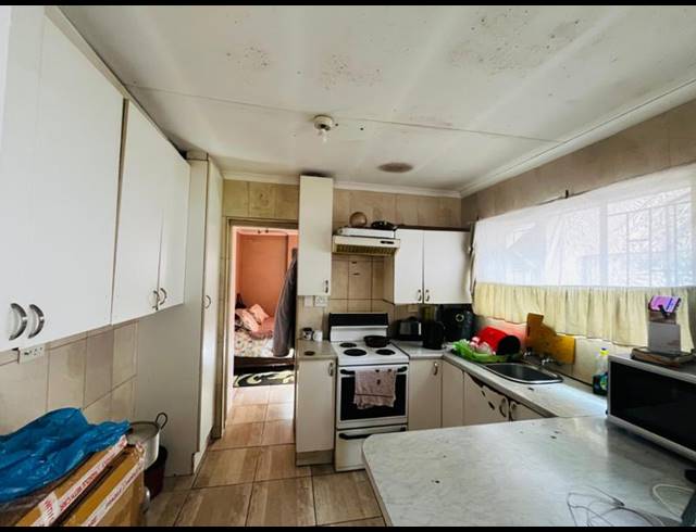 6 BEDROOM HOUSE FOR SALE IN RHODESFIELD